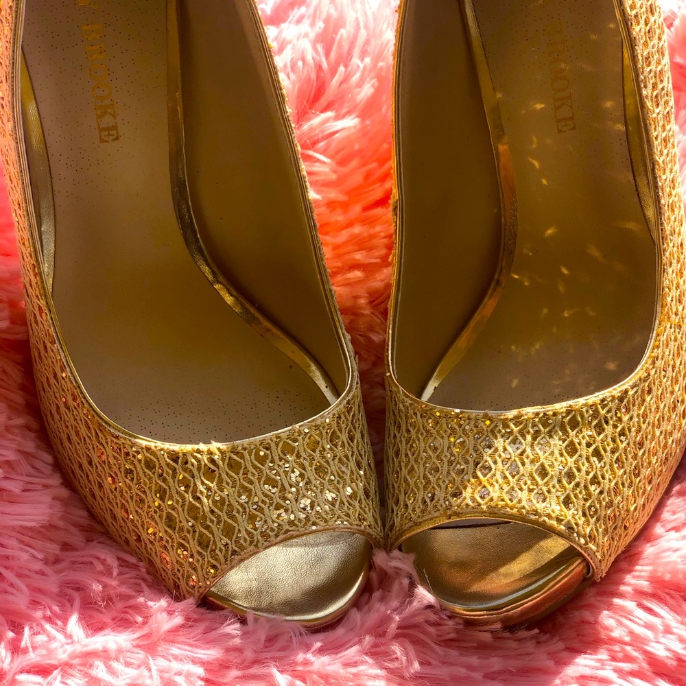 Gold Textured Shimmering Pumps 😍